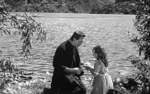 The creature meets the innocent girl... © Universal Pictures